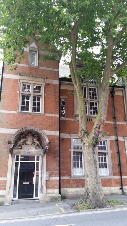 Comfortable Swindon Town Centre Apartments, Free Parking, Sleeps Up To 8 Room photo