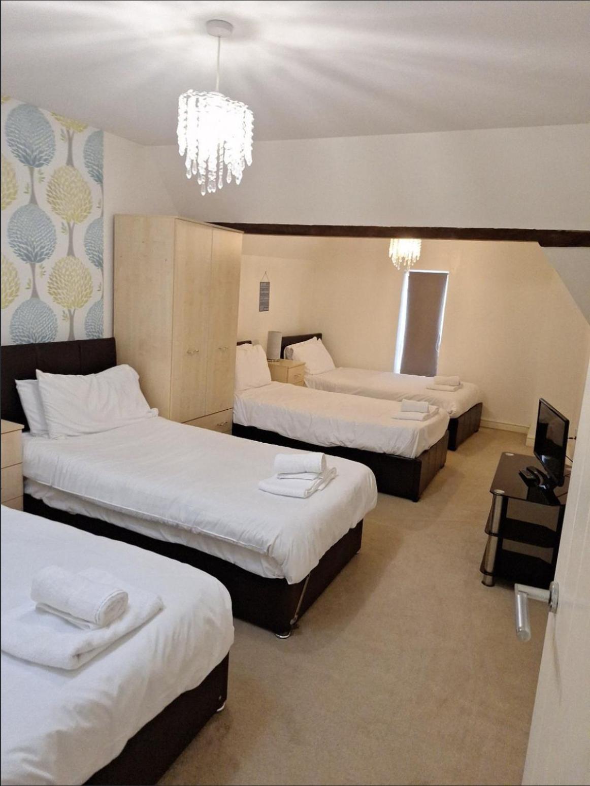 Comfortable Swindon Town Centre Apartments, Free Parking, Sleeps Up To 8 Exterior photo