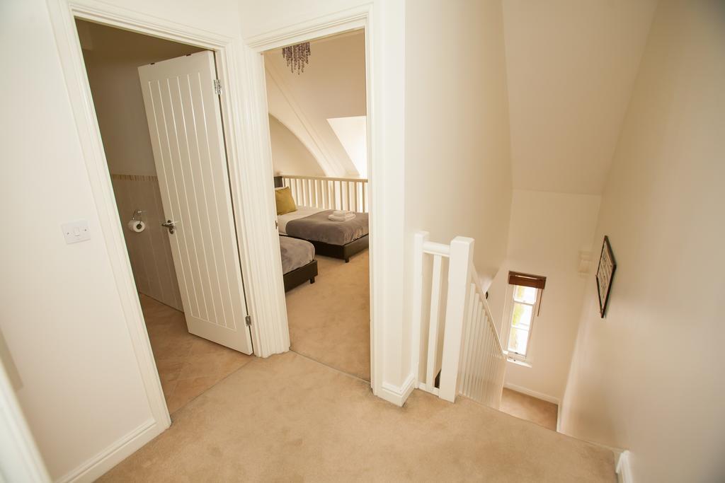 Comfortable Swindon Town Centre Apartments, Free Parking, Sleeps Up To 8 Exterior photo