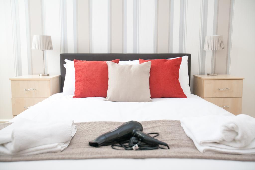 Comfortable Swindon Town Centre Apartments, Free Parking, Sleeps Up To 8 Exterior photo