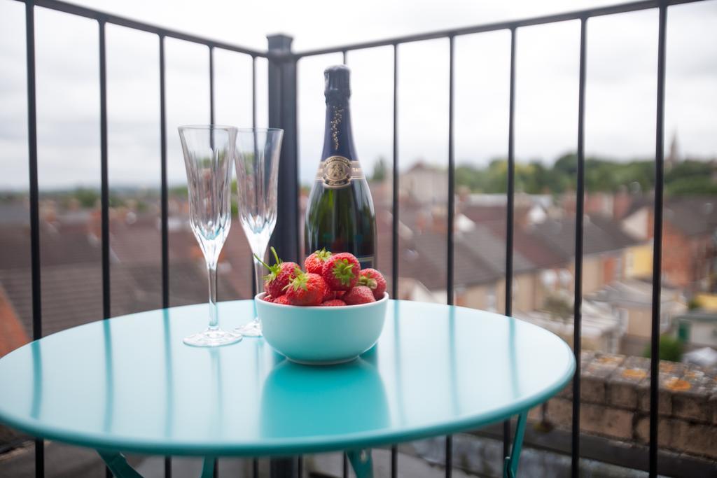 Comfortable Swindon Town Centre Apartments, Free Parking, Sleeps Up To 8 Exterior photo