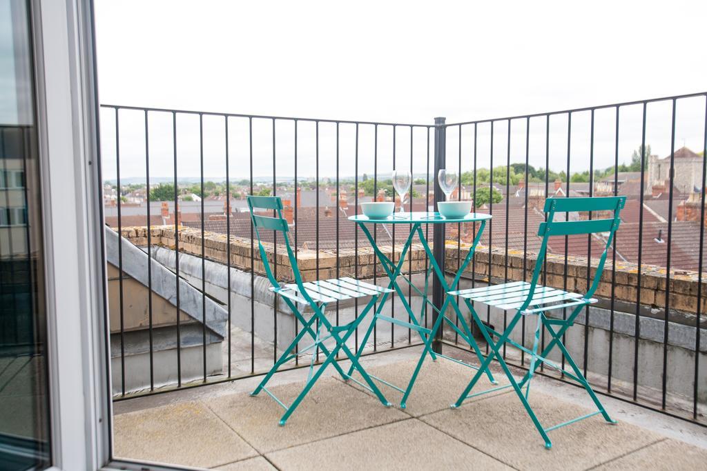 Comfortable Swindon Town Centre Apartments, Free Parking, Sleeps Up To 8 Exterior photo