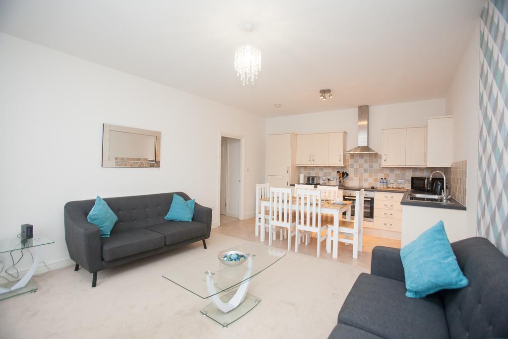 Comfortable Swindon Town Centre Apartments, Free Parking, Sleeps Up To 8 Exterior photo