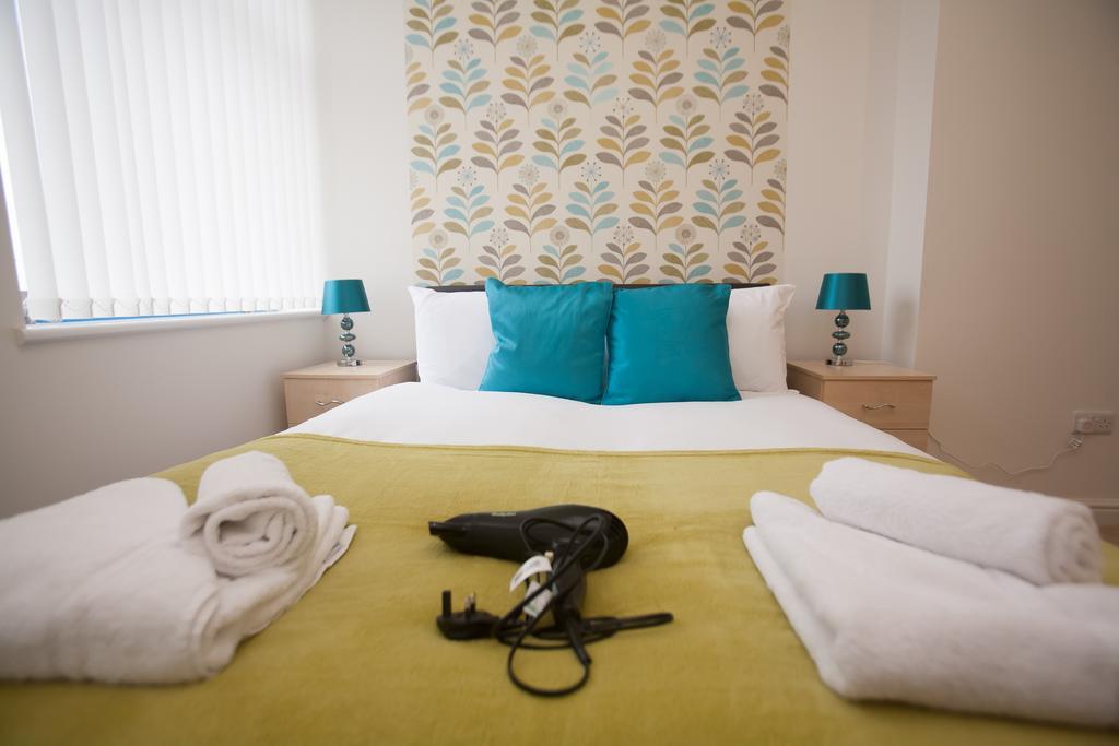 Comfortable Swindon Town Centre Apartments, Free Parking, Sleeps Up To 8 Exterior photo