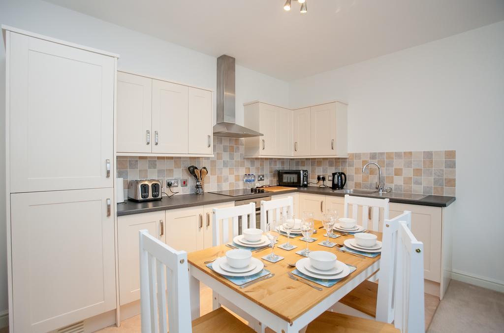 Comfortable Swindon Town Centre Apartments, Free Parking, Sleeps Up To 8 Exterior photo