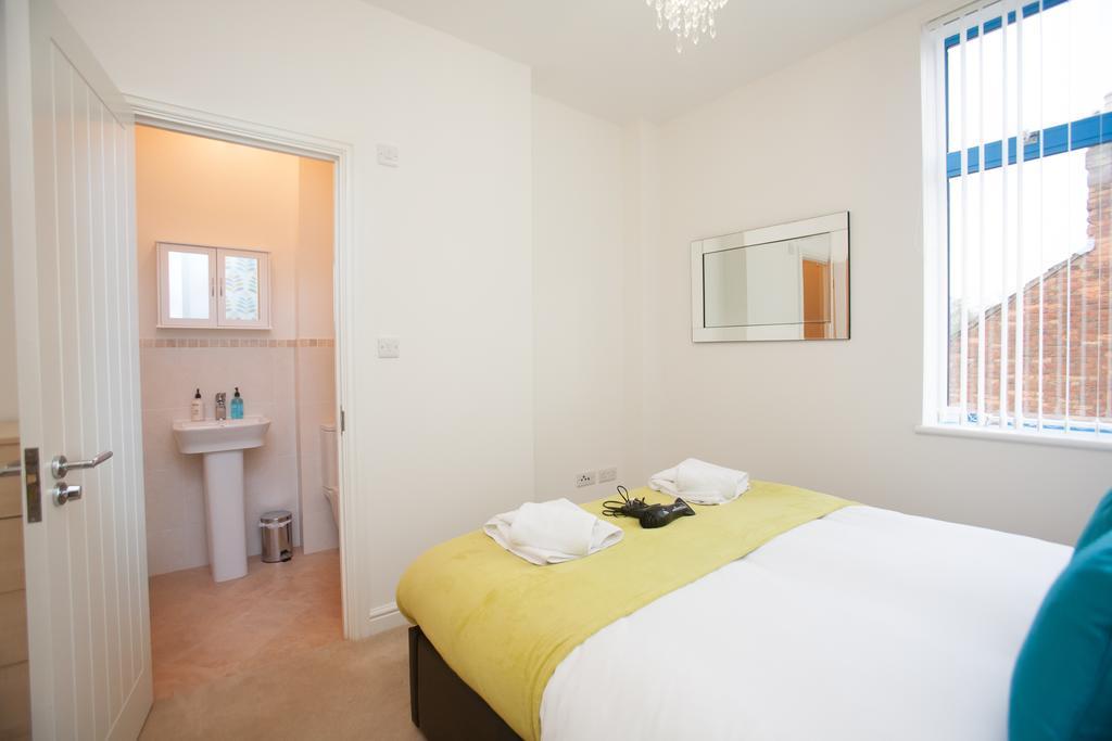 Comfortable Swindon Town Centre Apartments, Free Parking, Sleeps Up To 8 Exterior photo
