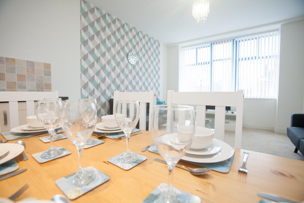 Comfortable Swindon Town Centre Apartments, Free Parking, Sleeps Up To 8 Exterior photo