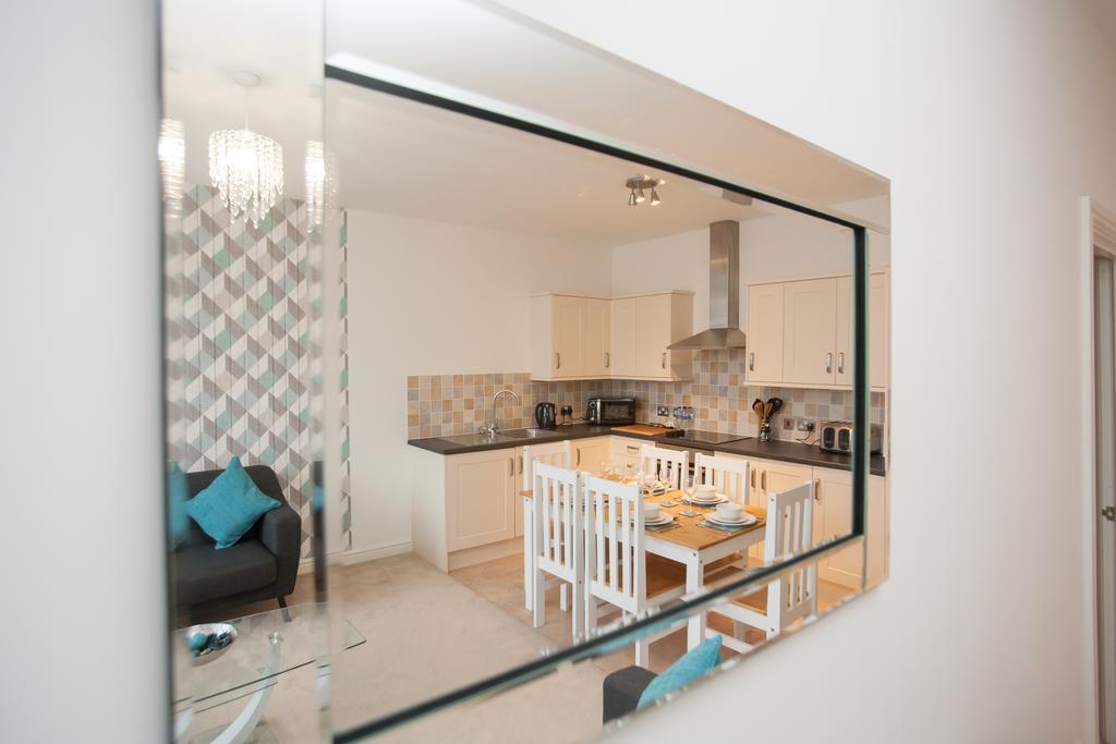 Comfortable Swindon Town Centre Apartments, Free Parking, Sleeps Up To 8 Exterior photo