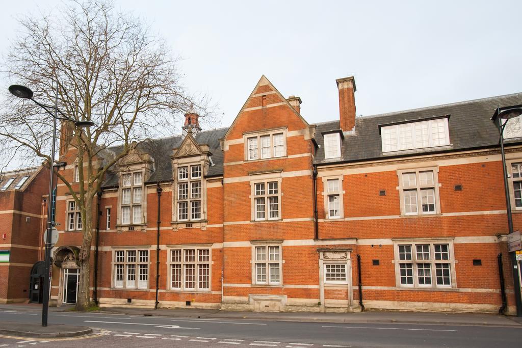 Comfortable Swindon Town Centre Apartments, Free Parking, Sleeps Up To 8 Exterior photo