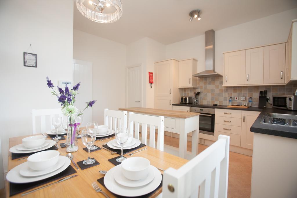 Comfortable Swindon Town Centre Apartments, Free Parking, Sleeps Up To 8 Exterior photo