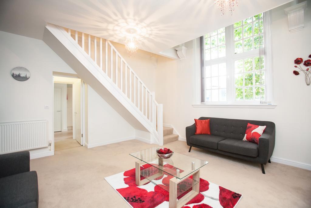 Comfortable Swindon Town Centre Apartments, Free Parking, Sleeps Up To 8 Exterior photo