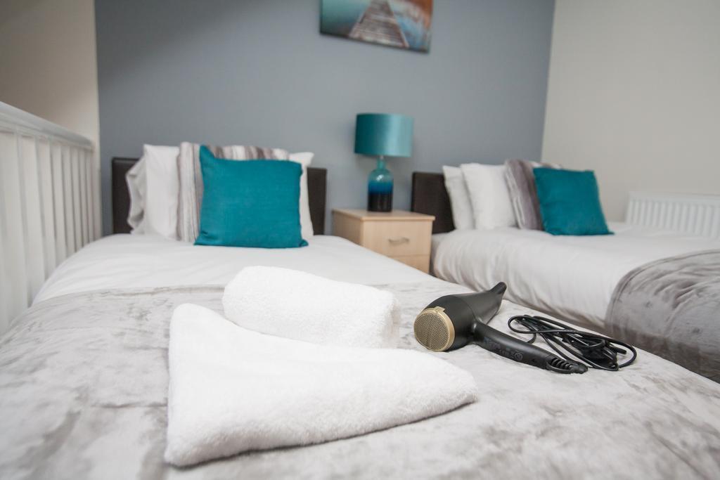 Comfortable Swindon Town Centre Apartments, Free Parking, Sleeps Up To 8 Exterior photo