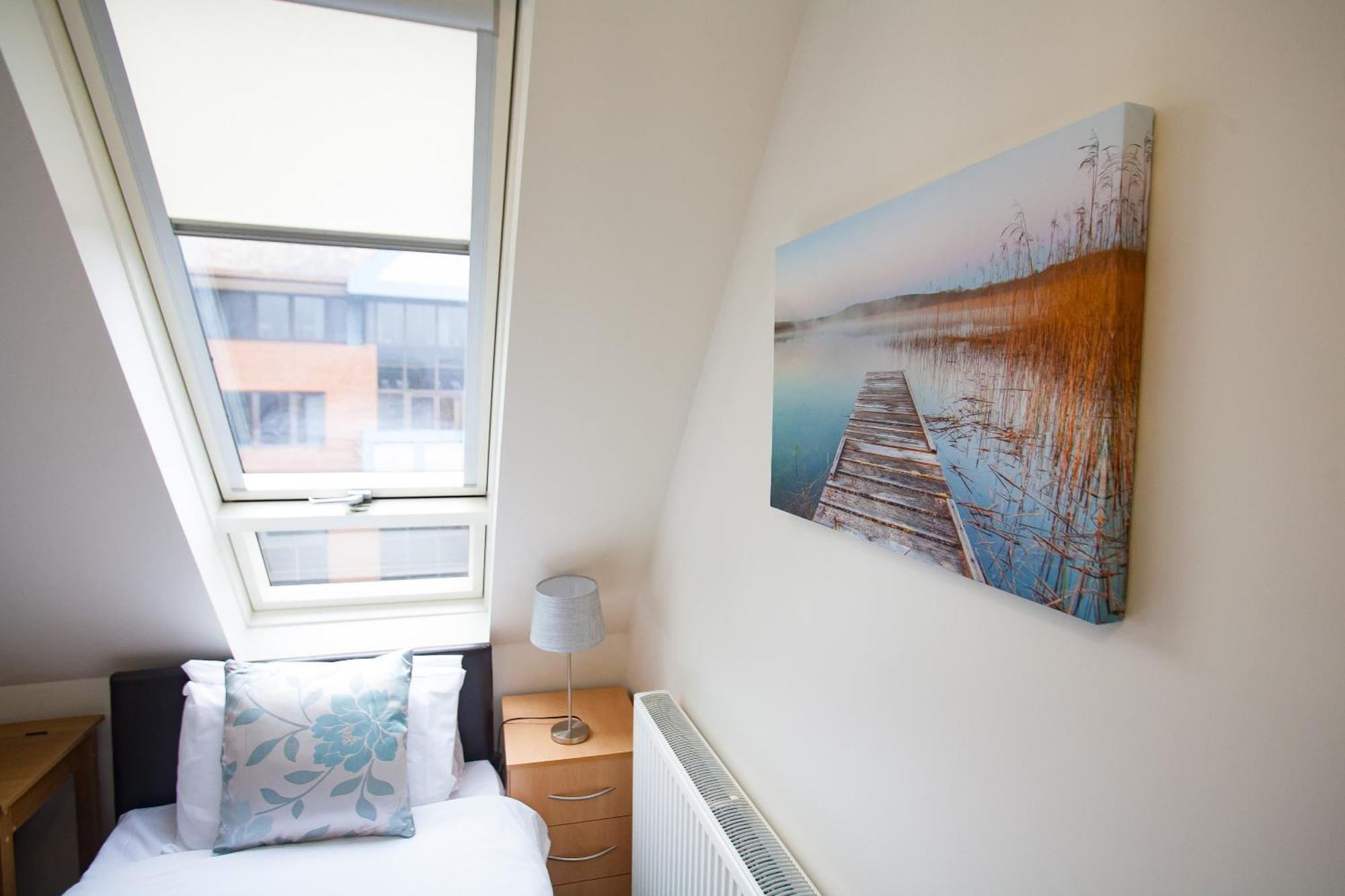 Comfortable Swindon Town Centre Apartments, Free Parking, Sleeps Up To 8 Exterior photo