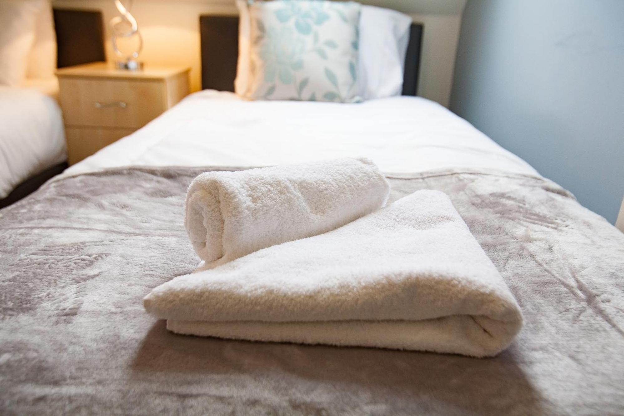 Comfortable Swindon Town Centre Apartments, Free Parking, Sleeps Up To 8 Exterior photo
