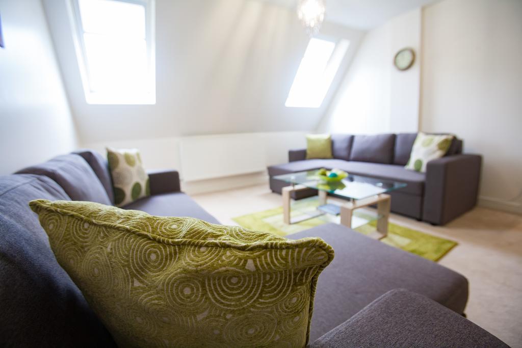 Comfortable Swindon Town Centre Apartments, Free Parking, Sleeps Up To 8 Exterior photo