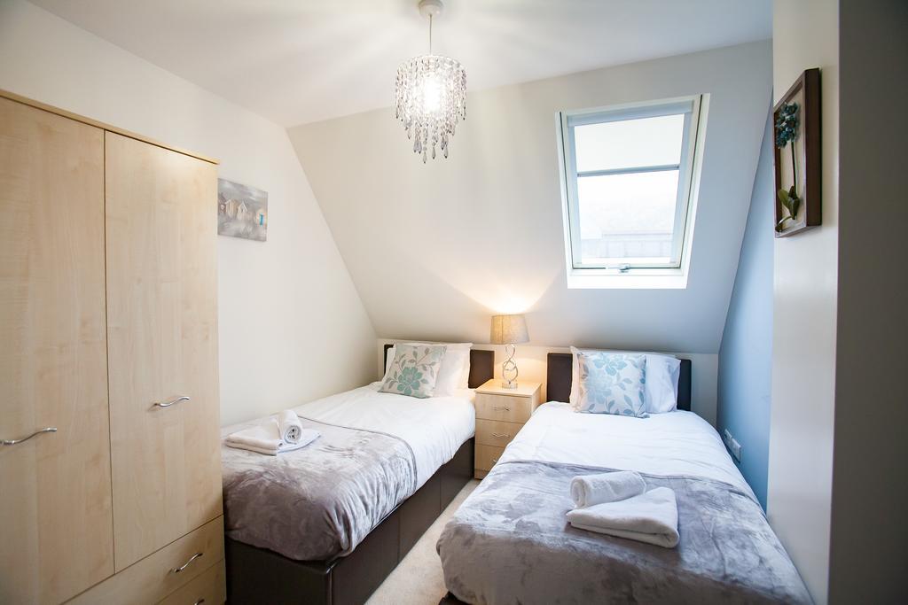 Comfortable Swindon Town Centre Apartments, Free Parking, Sleeps Up To 8 Exterior photo