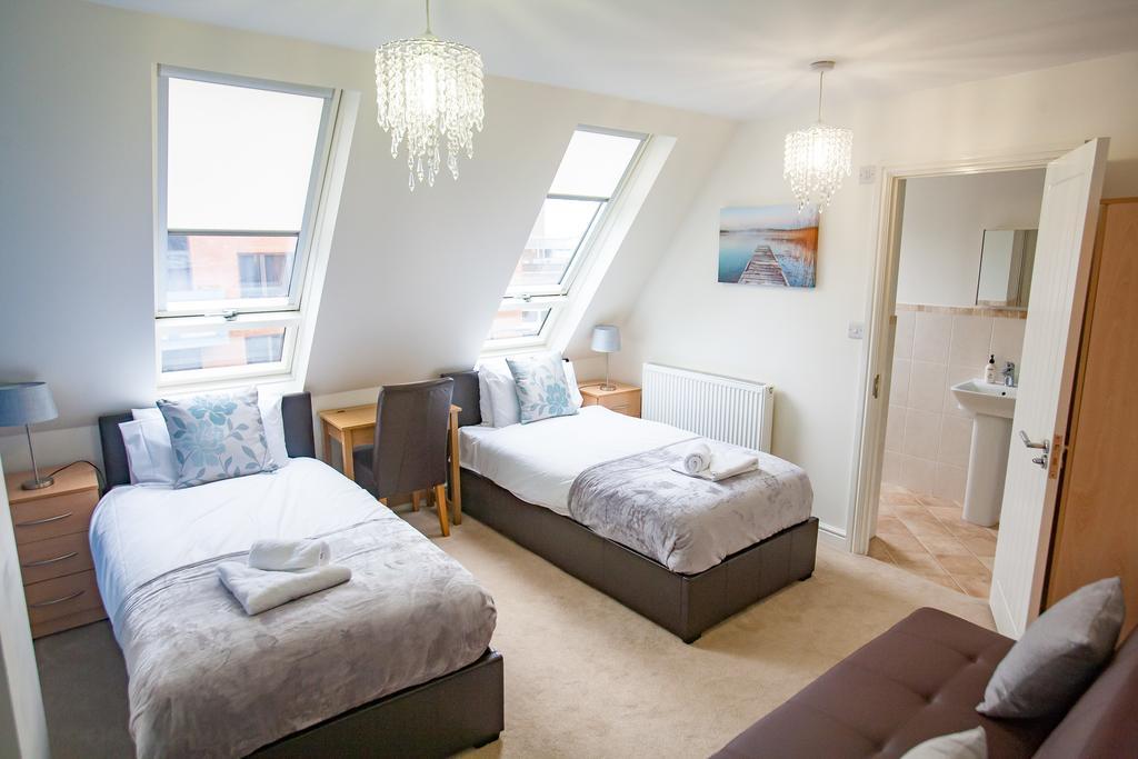 Comfortable Swindon Town Centre Apartments, Free Parking, Sleeps Up To 8 Exterior photo