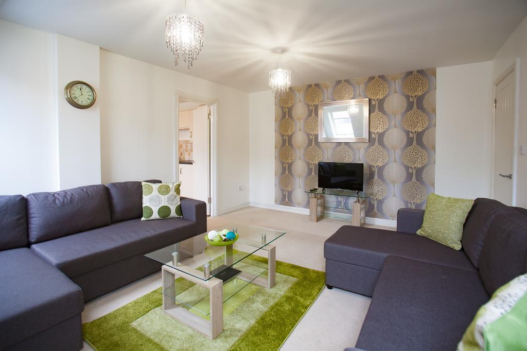 Comfortable Swindon Town Centre Apartments, Free Parking, Sleeps Up To 8 Exterior photo