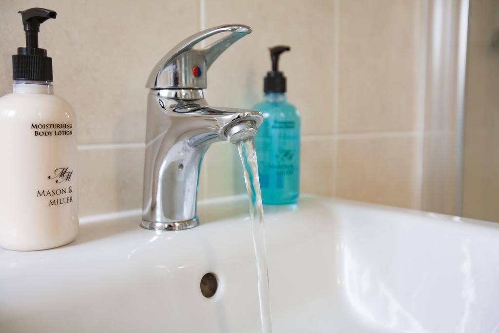 Comfortable Swindon Town Centre Apartments, Free Parking, Sleeps Up To 8 Exterior photo