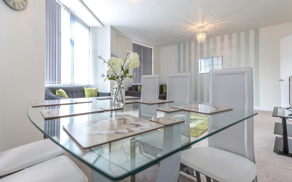 Comfortable Swindon Town Centre Apartments, Free Parking, Sleeps Up To 8 Exterior photo