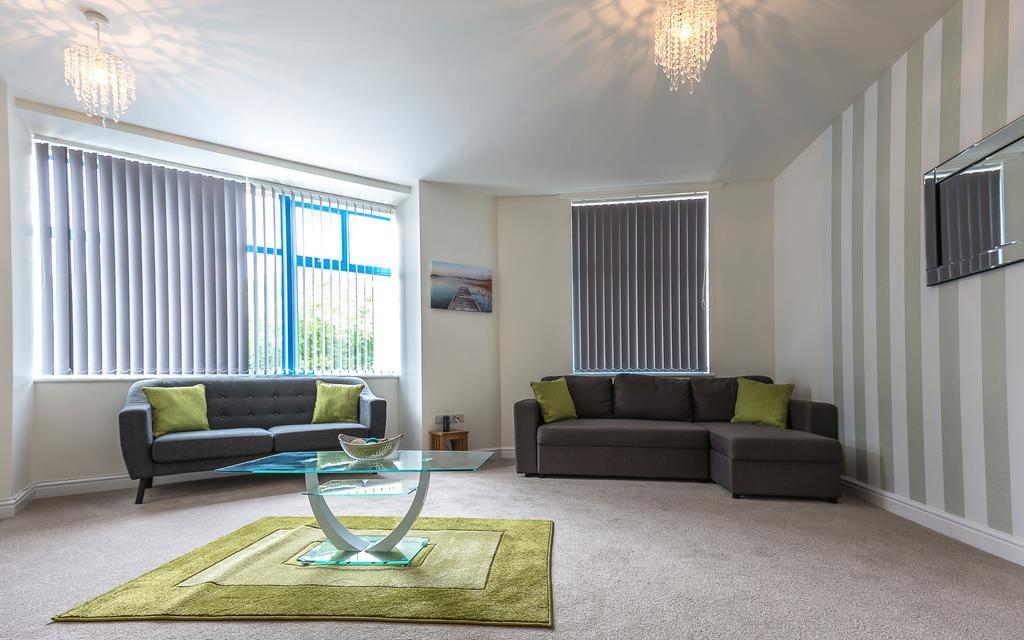 Comfortable Swindon Town Centre Apartments, Free Parking, Sleeps Up To 8 Exterior photo