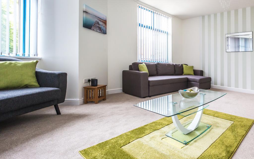 Comfortable Swindon Town Centre Apartments, Free Parking, Sleeps Up To 8 Exterior photo