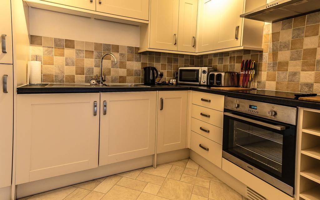Comfortable Swindon Town Centre Apartments, Free Parking, Sleeps Up To 8 Exterior photo