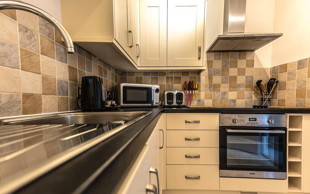 Comfortable Swindon Town Centre Apartments, Free Parking, Sleeps Up To 8 Exterior photo