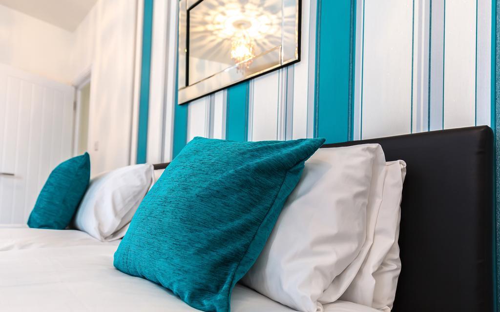 Comfortable Swindon Town Centre Apartments, Free Parking, Sleeps Up To 8 Exterior photo