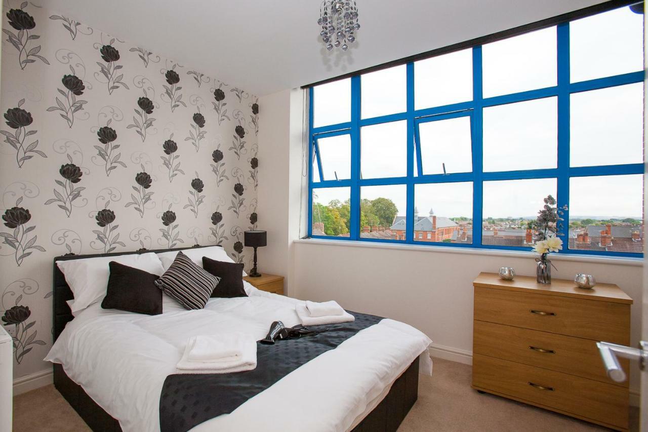 Comfortable Swindon Town Centre Apartments, Free Parking, Sleeps Up To 8 Exterior photo
