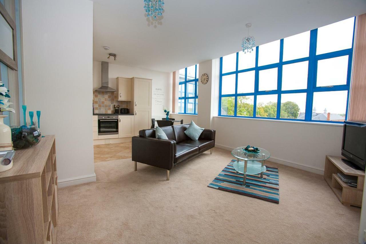 Comfortable Swindon Town Centre Apartments, Free Parking, Sleeps Up To 8 Exterior photo