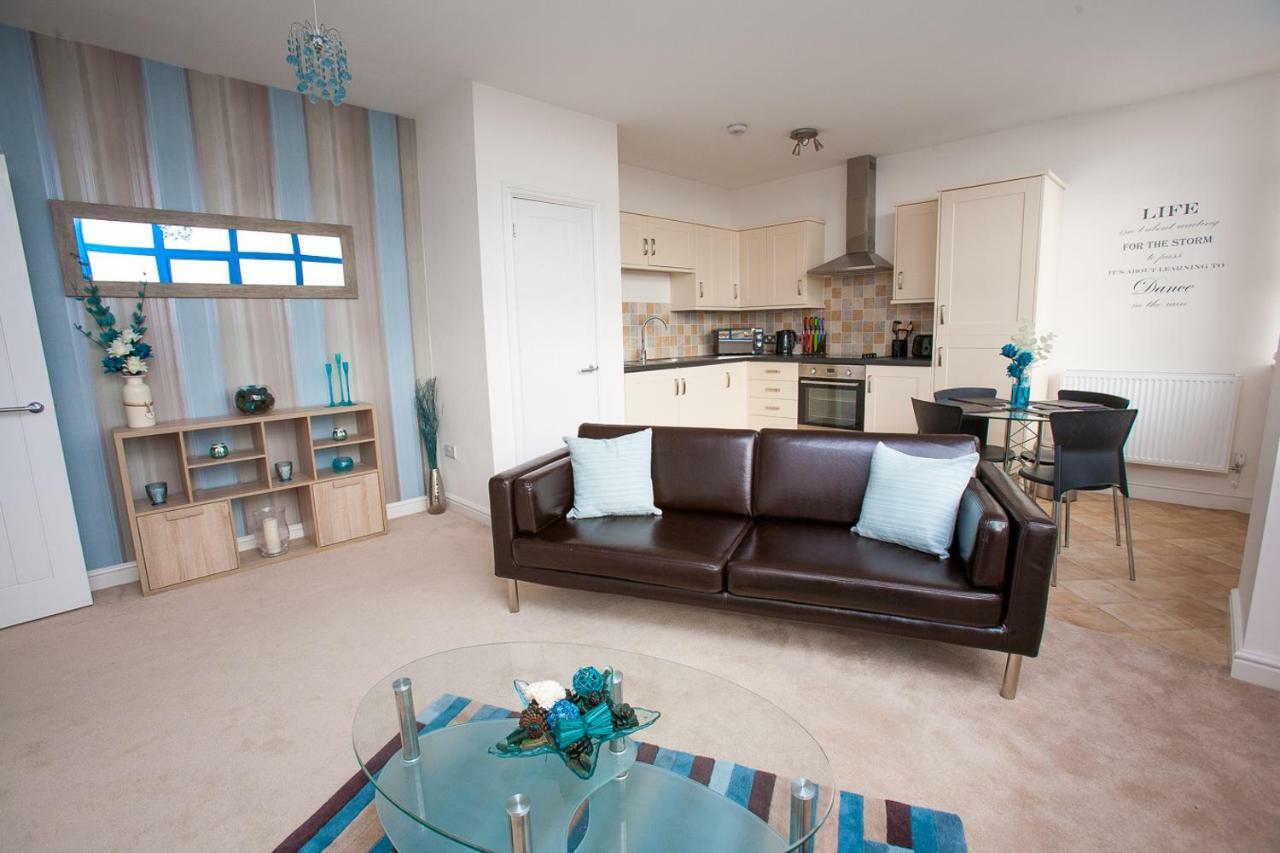 Comfortable Swindon Town Centre Apartments, Free Parking, Sleeps Up To 8 Exterior photo