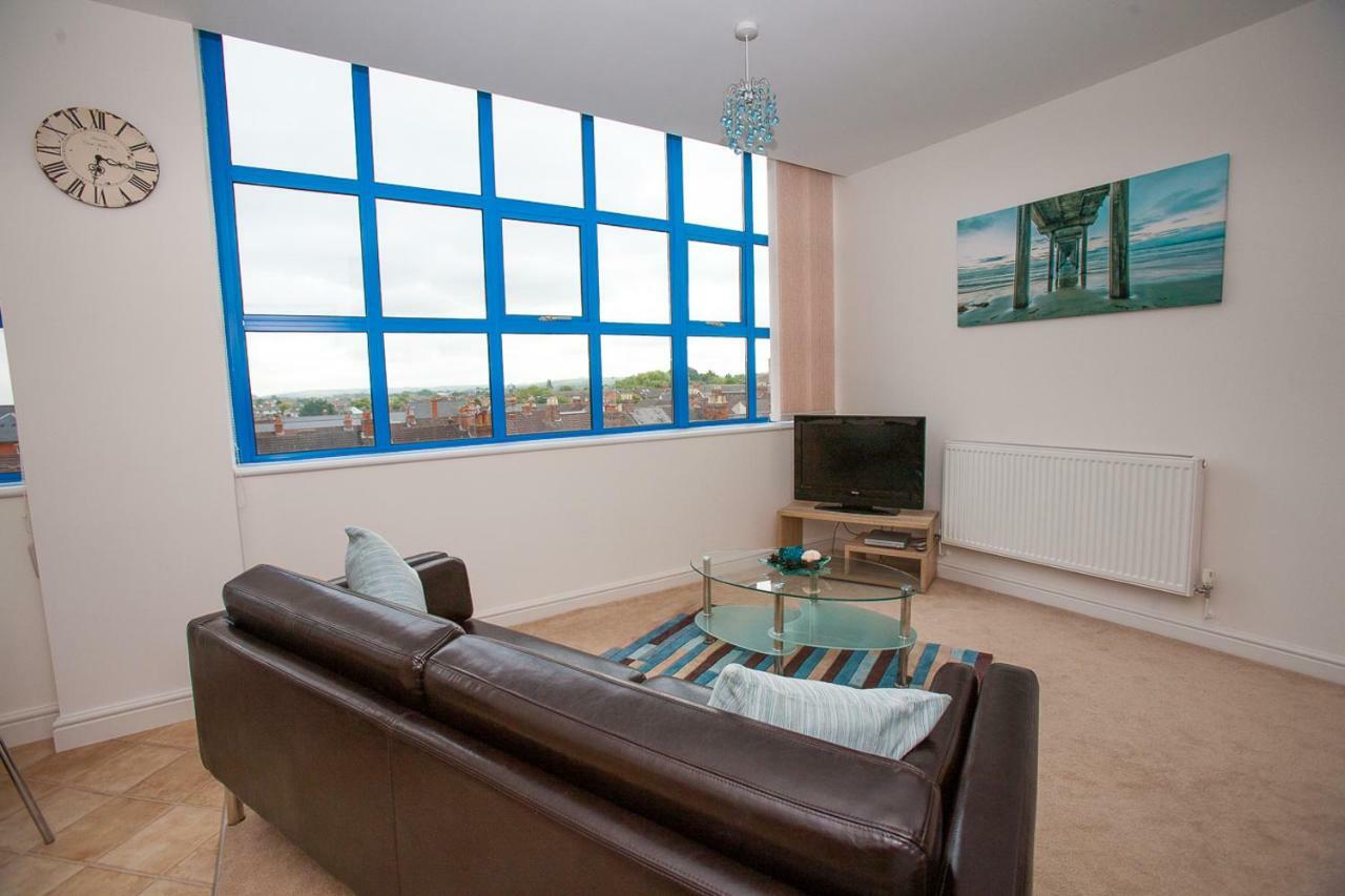 Comfortable Swindon Town Centre Apartments, Free Parking, Sleeps Up To 8 Exterior photo