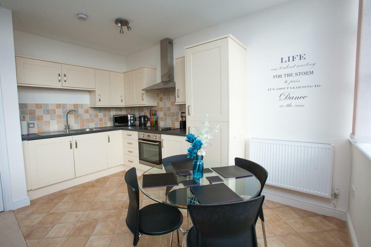 Comfortable Swindon Town Centre Apartments, Free Parking, Sleeps Up To 8 Exterior photo